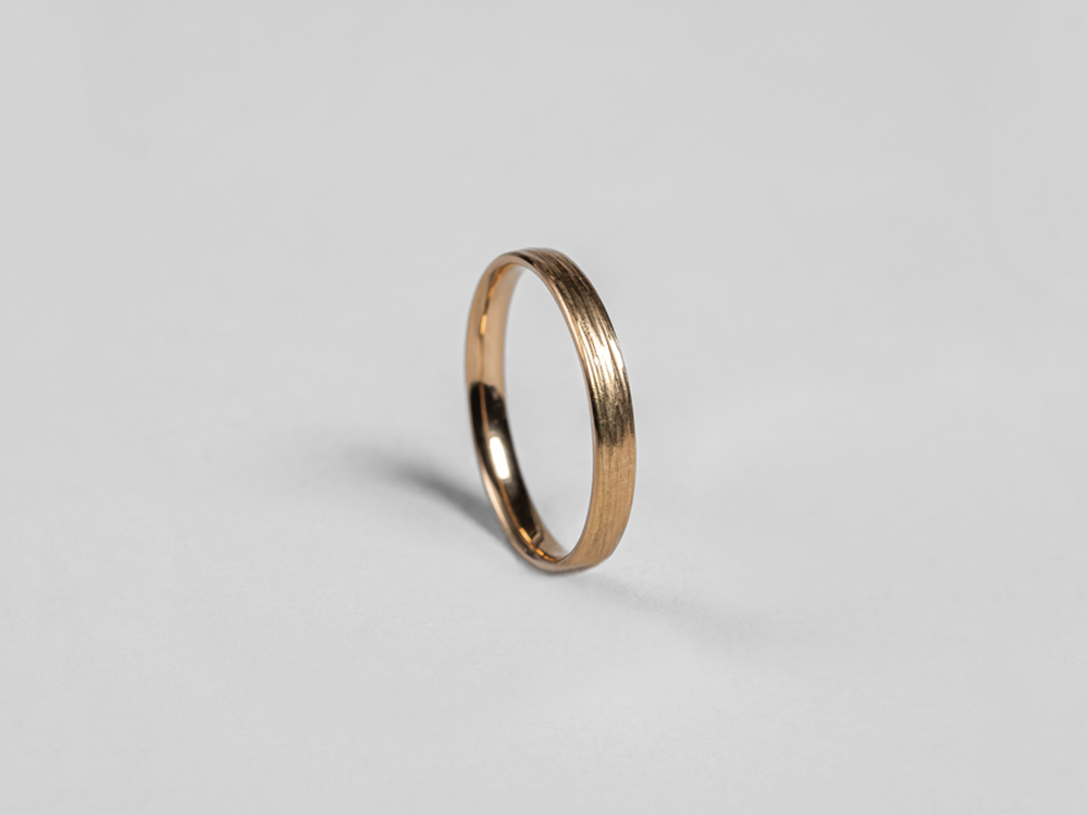 Alliance striée fine en or 18 carats