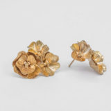 Boucles d'oreilles Délicatesse 3 fleurs or – Image 2