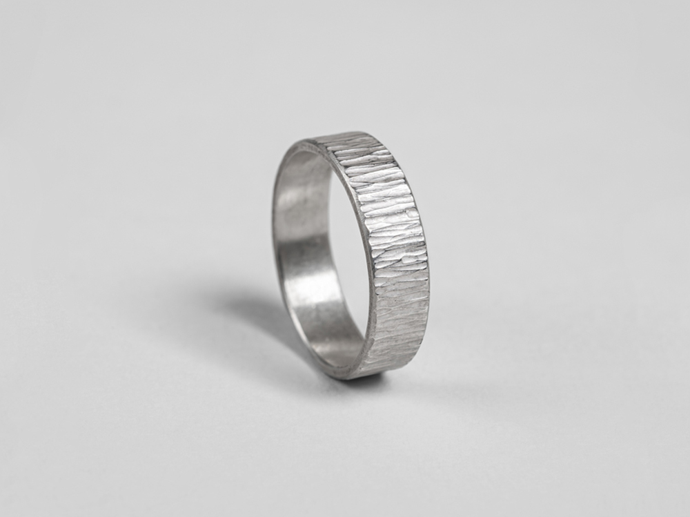 Alliance martelée argent