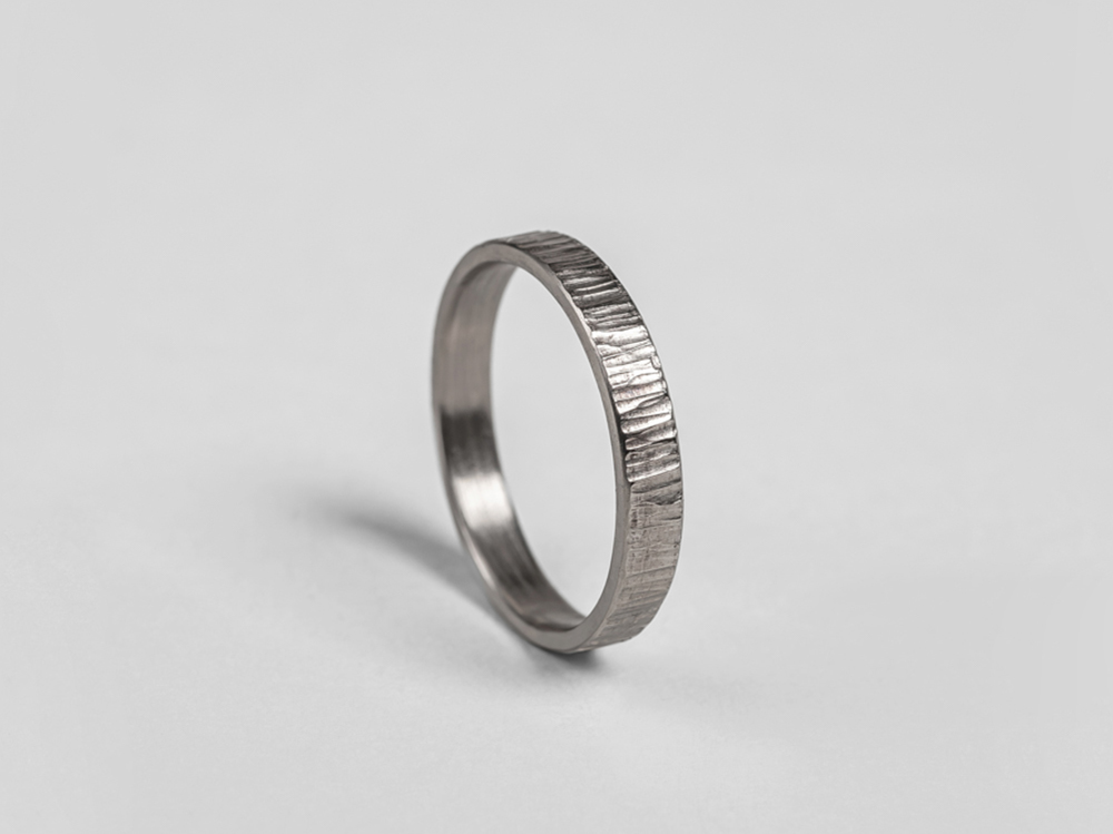 Alliance martelée or gris 18 carats