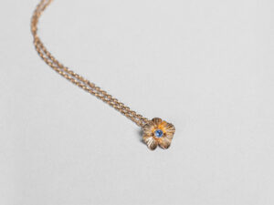 Collier Délicatesse 1 fleur XS or et saphir ou émeraude