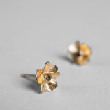 Boucles d'oreilles Délicatesse 1 fleur XS or et diamants – Image 3