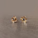 Boucles d'oreilles Délicatesse 1 fleur XS or et saphirs ou émeraudes