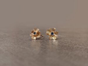 Boucles d&rsquo;oreilles Délicatesse 1 fleur XS or et saphirs ou émeraudes