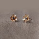 Boucles d'oreilles Délicatesse 1 fleur XS or et saphirs ou émeraudes – Image 2