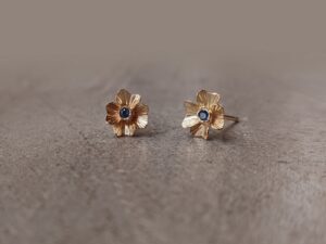 Boucles d&rsquo;oreilles Délicatesse 1 fleur XS or et saphirs ou émeraudes