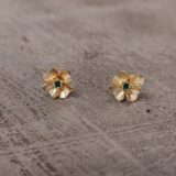 Boucles d'oreilles Délicatesse 1 fleur XS or et saphirs ou émeraudes – Image 3