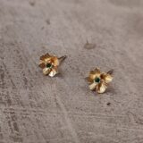 Boucles d'oreilles Délicatesse 1 fleur XS or et saphirs ou émeraudes – Image 4