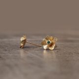 Boucles d'oreilles Délicatesse 1 fleur XS or et saphirs ou émeraudes – Image 5