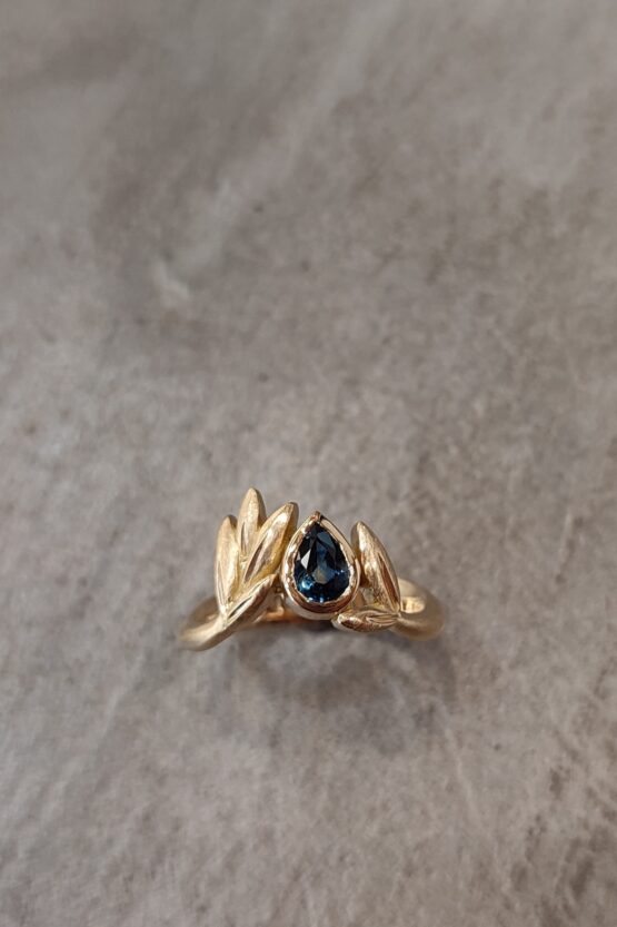 Bague Oléa tiare or jaune 18k, saphir bleu