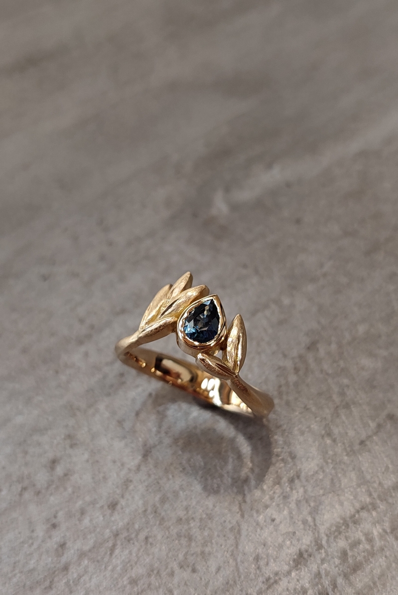 Bague Oléa tiare or jaune 18k, saphir bleu