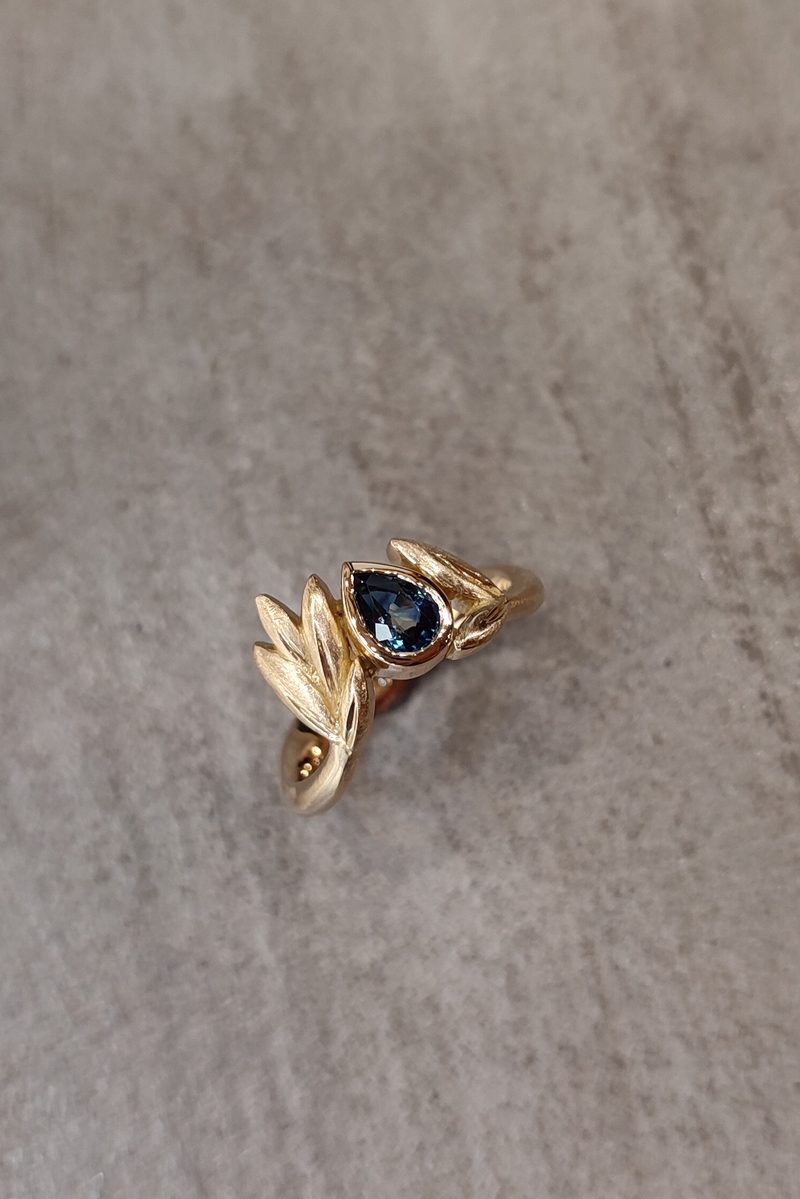 Bague Oléa tiare or jaune 18k, saphir bleu