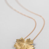 Collier Herbes Folles 1 feuille en or S – Image 4