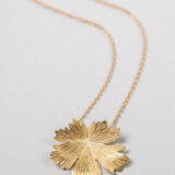 Collier Herbes Folles 1 feuille en or S – Image 3
