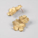 Boucles d'oreilles Herbes Folles 2 feuilles en or – Image 2