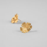 Boucles d'oreilles Herbes Folles 1 feuilles en or XS – Image 4