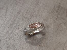 Bague oléa, feuille d'olivier, topaze impérial, sertis millegrains