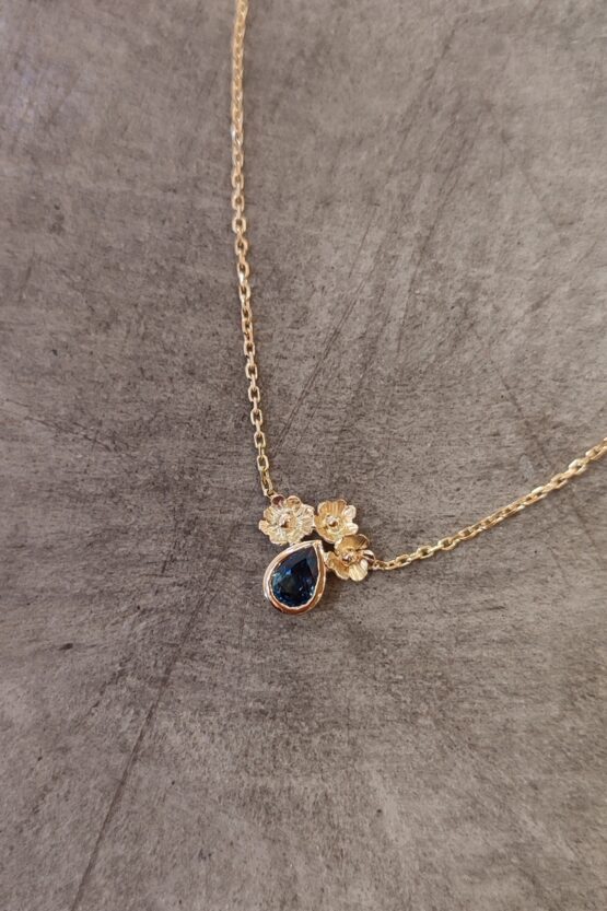 Collier Délicatesse fleurs or jaune 18k et saphir bleu poire