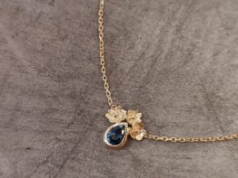 Collier Délicatesse fleurs or jaune 18k et saphir bleu poire