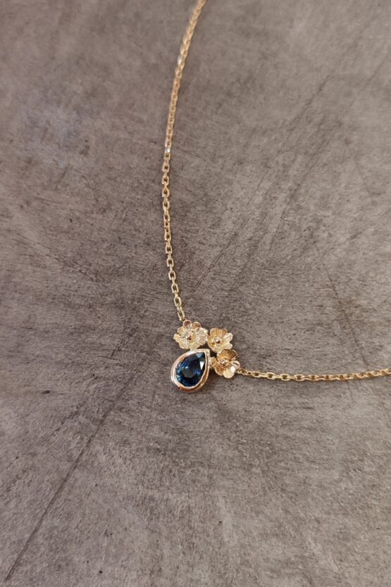 Collier Délicatesse fleurs or jaune 18k et saphir bleu poire