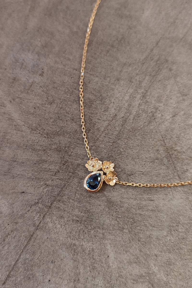 Collier Délicatesse fleurs or jaune 18k et saphir bleu poire