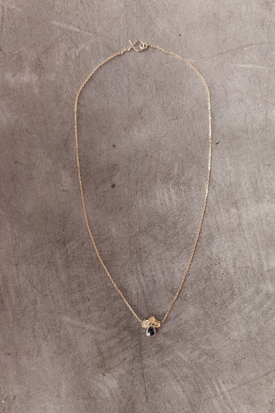 Collier Délicatesse fleurs or jaune 18k et saphir bleu poire