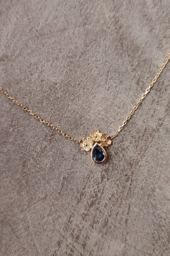 Collier Délicatesse fleurs or jaune 18k et saphir bleu poire