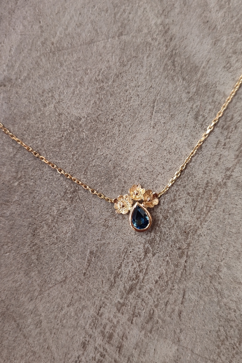 Collier Délicatesse fleurs or jaune 18k et saphir bleu poire