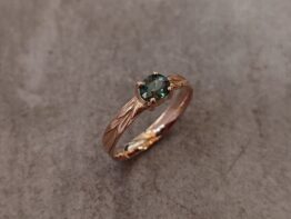 Bague oléa, bague de fiançailles, feuille d'olivier, saphir vert, sertis griffes, or rouge 750/°° (18k)