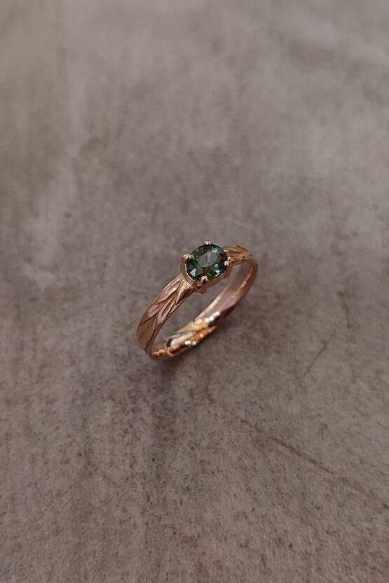 Bague oléa, bague de fiançailles, feuille d'olivier, saphir vert, sertis griffes, or rouge 750/°° (18k)