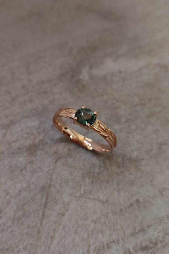 Bague oléa, bague de fiançailles, feuille d'olivier, saphir vert, sertis griffes, or rouge 750/°° (18k)